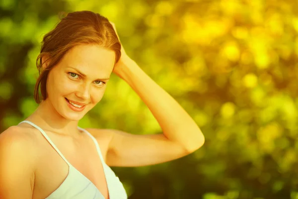 Donna felice che gode della natura . — Foto Stock