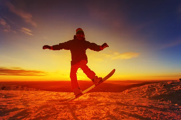 Snowboarder auf dem Berg bei Sonnenuntergang — Stockfoto