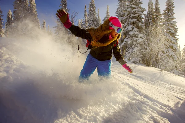 Snowboarder facendo una punta laterale intagliare — Foto Stock