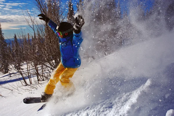 Χαράσει snowboarder κάνει ένα δάχτυλο του ποδιού πλευρά — Φωτογραφία Αρχείου