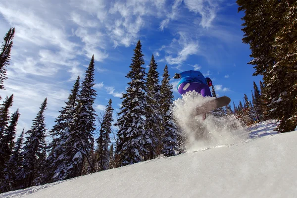 Ugrás a snowboardos a snowboard-hegység — Stock Fotó