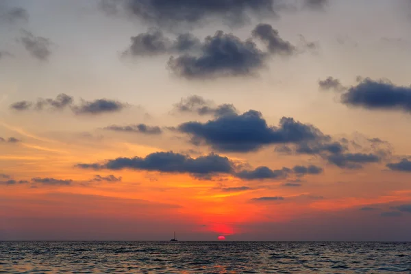 Bela água quando o sol se põe. Phuket. . — Fotografia de Stock