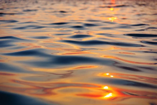 Изображение поверхностной воды на закате — стоковое фото