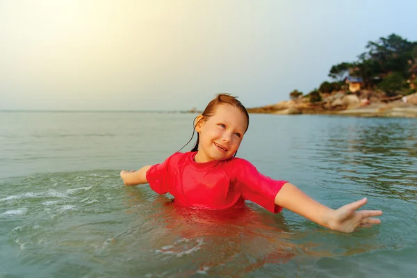 Happy child playing in sea — Stock Photo, Image