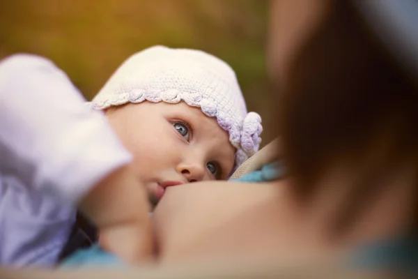 Küçük kız meme besleme bebek — Stok fotoğraf