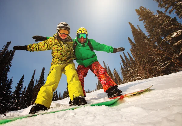 Pareja joven divirtiéndose con snowboards . —  Fotos de Stock