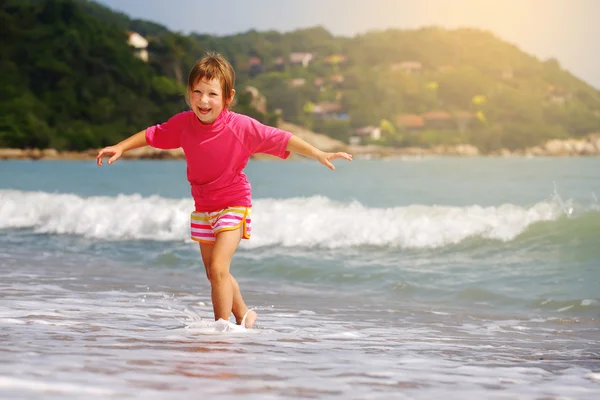 Szczęśliwe dziecko grając w morze. — Zdjęcie stockowe