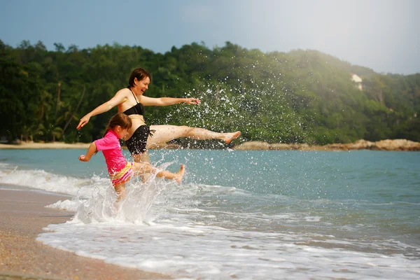 Famille heureuse jouant en eau bleue sur une station tropicale au s — Photo