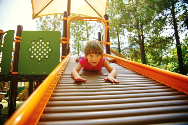 La bambina gode del parco giochi — Foto Stock