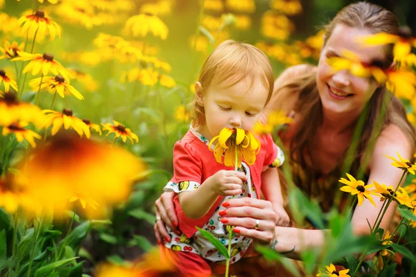 Giovane madre con il suo piccolo bambino — Foto Stock