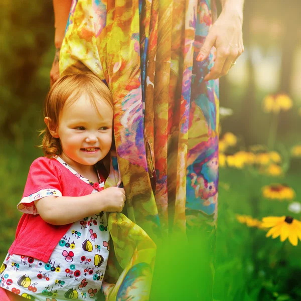 Junge Mutter mit ihrem kleinen Baby — Stockfoto