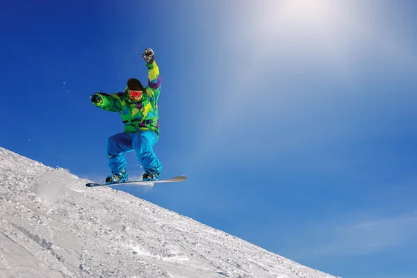 Snowboarder saltando em montanhas de inverno — Fotografia de Stock