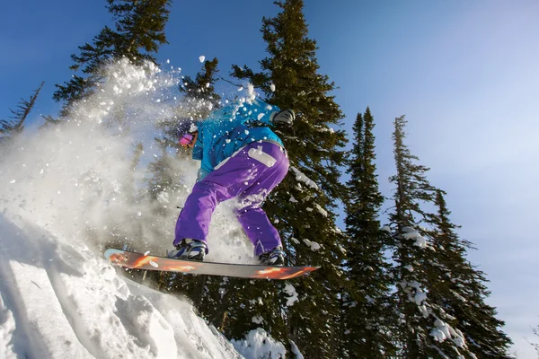 Snowboardos, téli hegyekben ugrás — Stock Fotó