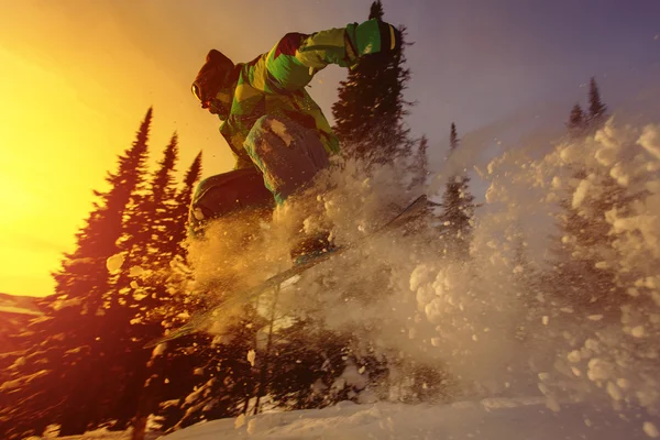 Snowboarder saut dans les montagnes d'hiver — Photo