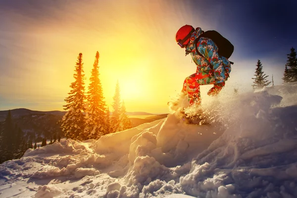 Snowboarder saltando em montanhas de inverno — Fotografia de Stock