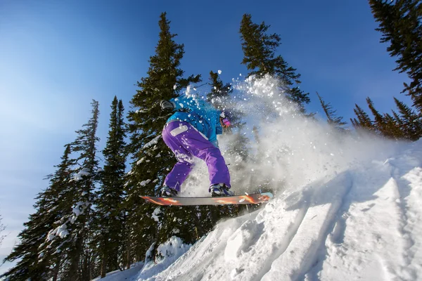 Snowboarder saltando em montanhas de inverno — Fotografia de Stock