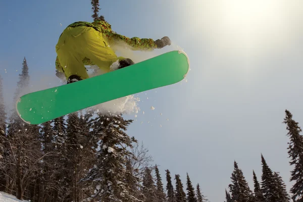 空気を通って跳躍スノーボーダー — ストック写真