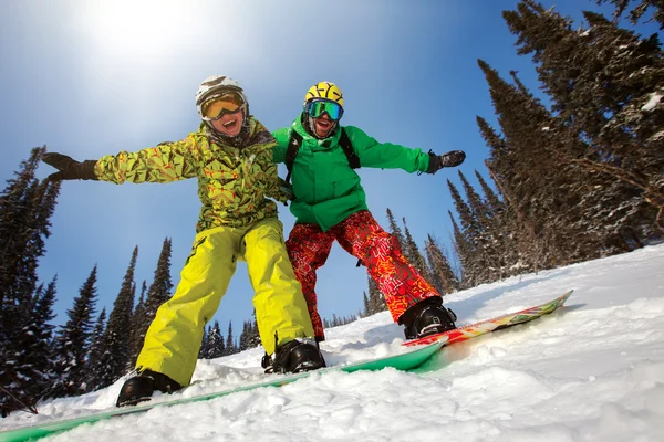 Jovem casal se divertindo com snowboards . — Fotografia de Stock