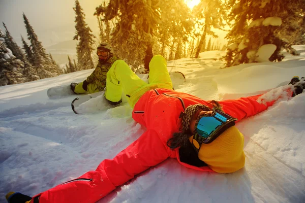 Jonge meisjes snowboarders genieten in de winter — Stockfoto