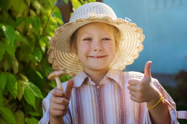 Gelukkig kind in een zonnige herfstdag met champignons — Stockfoto