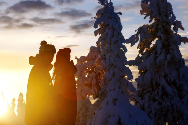 一对年轻人 一个男人和一个女孩在日落背景下的山顶上 Ski度假胜地 俄罗斯Sheregesh — 图库照片