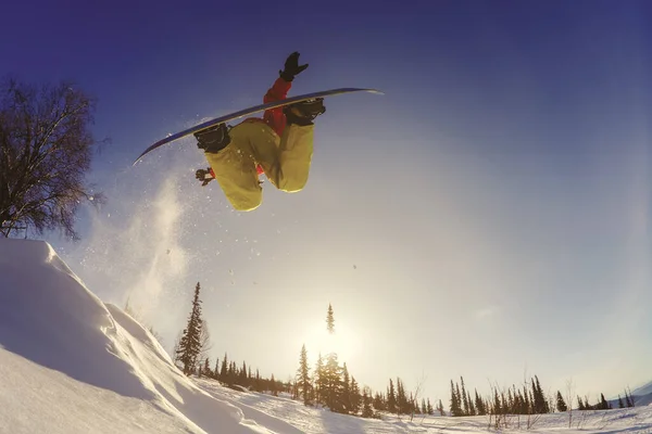 Snowboardista Skákání Vzduchem Hlubokým Západem Slunce Oblohy Pozadí — Stock fotografie