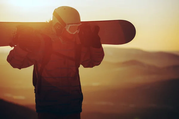 Giovane Sullo Sfondo Del Cielo Del Tramonto Con Uno Snowboard — Foto Stock