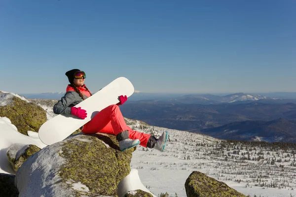 Snowboardista Dívka Vrcholu Hory Proti Modré Zimní Obloze — Stock fotografie