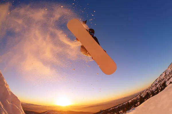 Snowboarder Springt Durch Die Luft Mit Tiefem Sonnenuntergang Hintergrund — Stockfoto