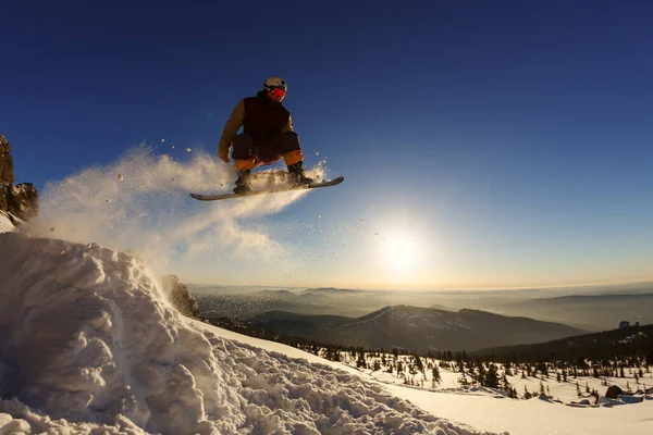 Snowboarder Pulando Pelo Com Céu Profundo Pôr Sol Fundo — Fotografia de Stock