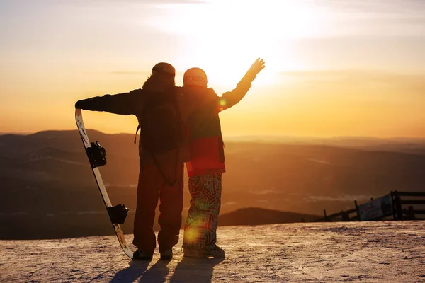 深い雪の中でスノーボードを持つ若い人たちのカップルを愛する スキー場シェレゲシュ ロシア — ストック写真