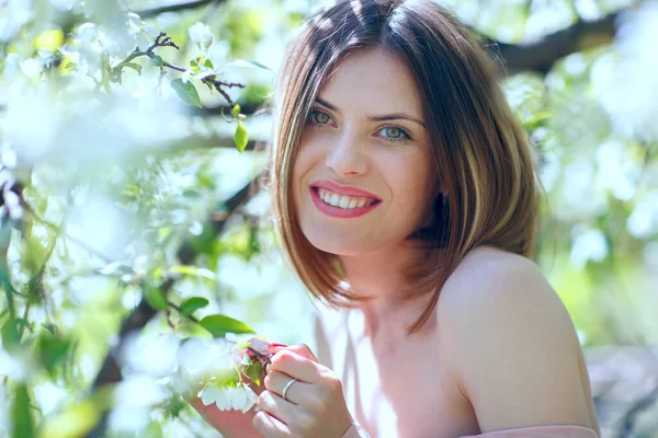 Vacker Ung Flicka Trädgården Blommande Äppelträd — Stockfoto