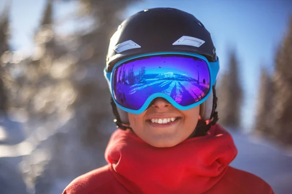 Kayak Merkezinin Arka Planında Kask Maske Takan Kız Kayakçı — Stok fotoğraf