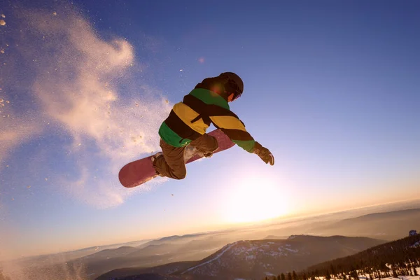 Snowboarder Pulando Pelo Com Céu Azul Profundo Fundo — Fotografia de Stock