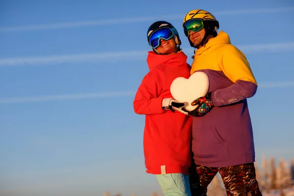 Jovem Casal Com Coração Nevado Suas Mãos Contra Fundo Uma — Fotografia de Stock