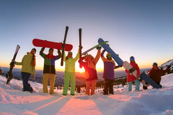 Csoport Boldog Barátai Jól Érzik Magukat Sheregesh Síközpontban Síelők Snowboardosok Stock Kép