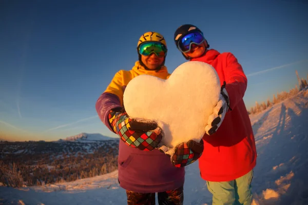 Una Joven Pareja Con Corazón Cubierto Nieve Sus Manos Sobre — Foto de Stock