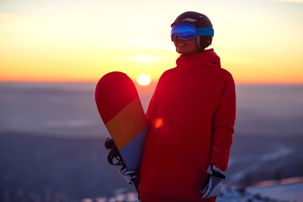 Snowboardista Dívka Vrcholu Hory Pozadí Západu Slunce Zimní Oblohy — Stock fotografie