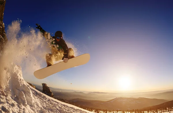 Snowboarder Springen Door Lucht Met Zonsondergang Hemel Achtergrond — Stockfoto