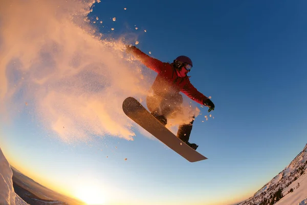 Snowboarder Pulando Pelo Com Céu Por Sol Fundo — Fotografia de Stock