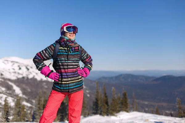 Kayak Merkezinin Arka Planında Kask Maske Takan Kız Kayakçı — Stok fotoğraf