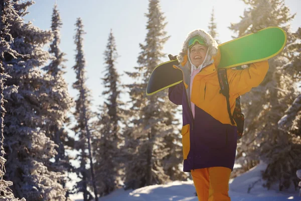 Gadis Snowboarder Dengan Papan Salju Pundaknya Hutan Musim Dingin Melihat — Stok Foto