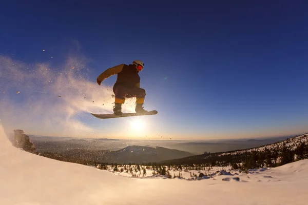 Snowboarder Ugrál Levegőben Naplemente Háttérben — Stock Fotó