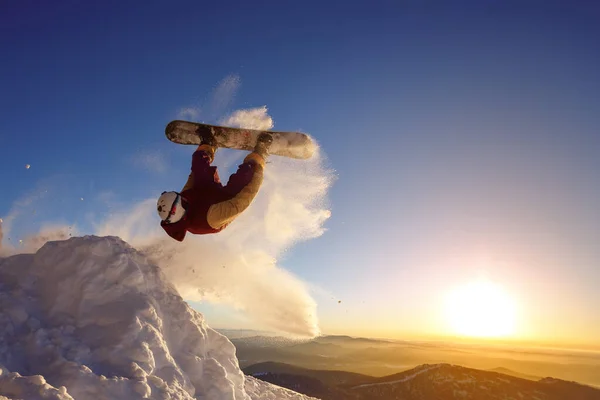 Snowboarder Άλμα Στον Αέρα Ουρανό Ηλιοβασίλεμα Στο Παρασκήνιο — Φωτογραφία Αρχείου