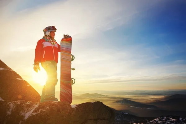 Lány Snowboard Áll Snowboard Hegy Tetején Naplemente Háttér Sheregesh Síközpont Stock Fotó
