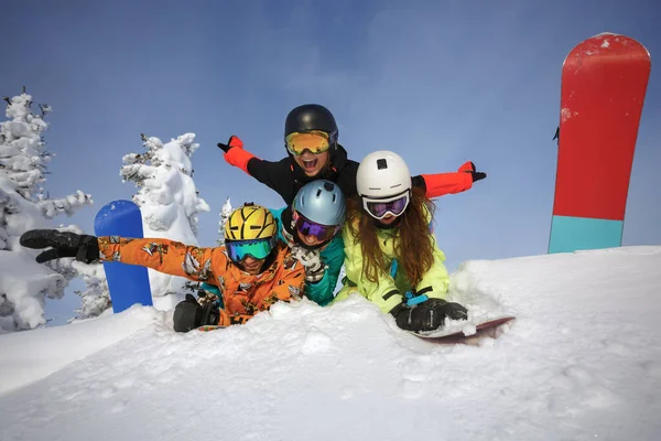 Csoport Boldog Barátok Snowboardozók Szórakozás Hegytetőn Stock Kép