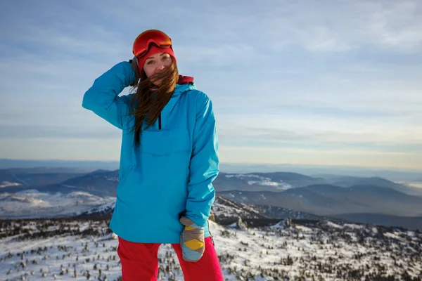 Retrato Uma Menina Snowboarder Fundo Uma Paisagem Montanha — Fotografia de Stock