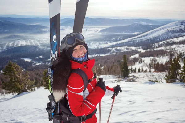 肩の後ろにバックパック付きの美しい女の子のスキーヤーはバックカントリーをやっています シェレゲシュリゾート — ストック写真
