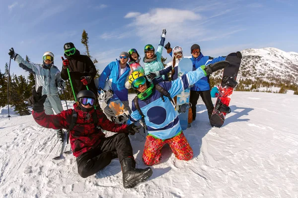 Grupo Amigos Snowboarders Divirtiéndose Cima Montaña Sheregesh Resort —  Fotos de Stock