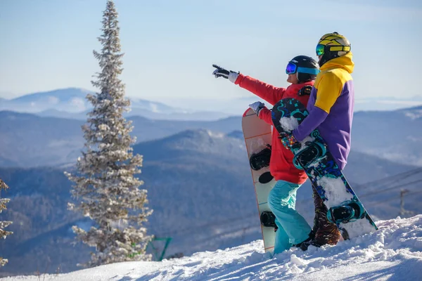 Jeune Couple Amusant Avec Des Snowboards Sommet Montagne — Photo